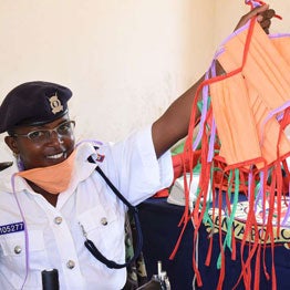 افسر پلیس روستا را با ماسک های خانگی تهیه می کند